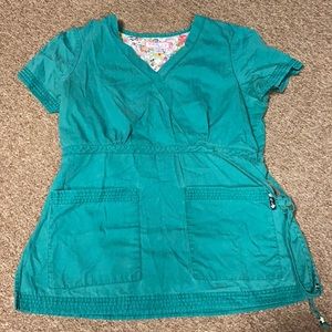 💥SOLD💥Hunter Green Small Scrub Top